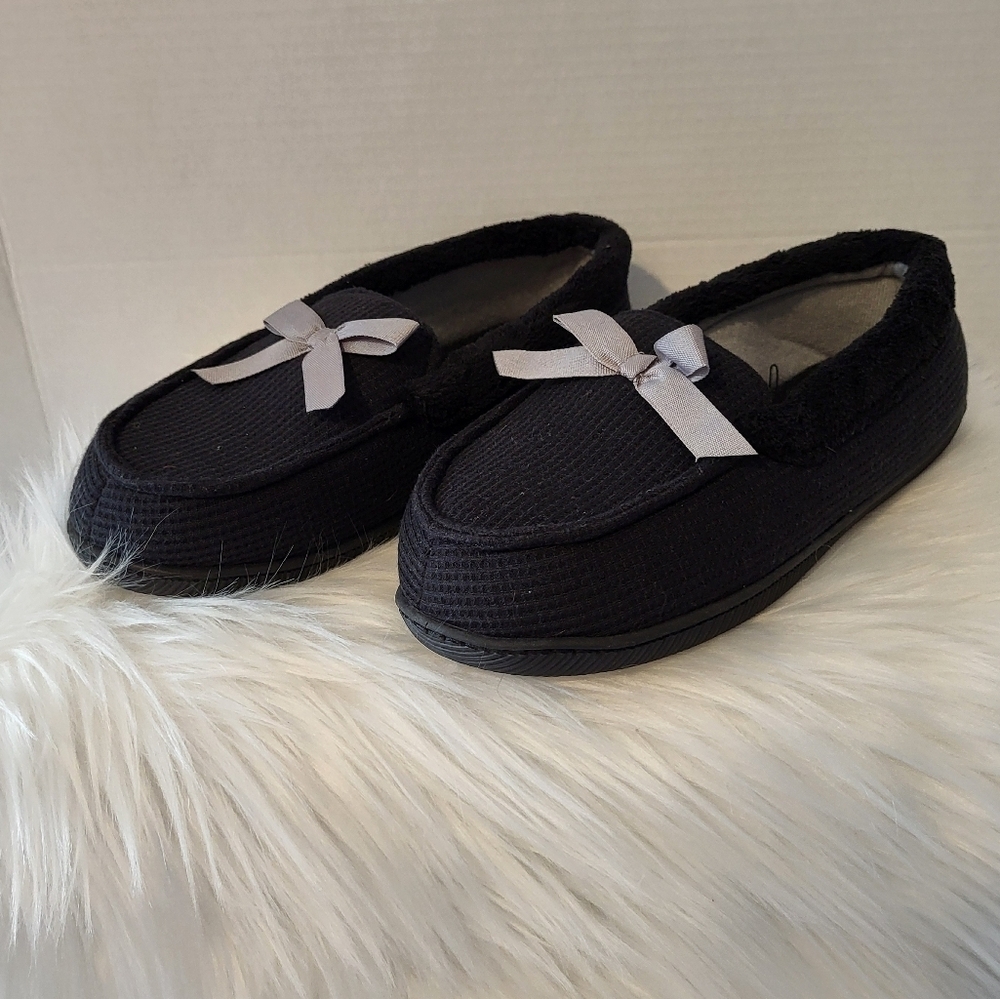 Dearfoams Women's Black Moccasin Slippers with Bow, Size Medium (7/8)